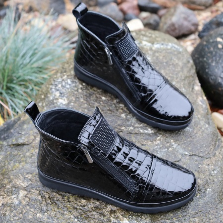 Ehtsast lakknahast saapad